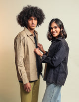 Surchemise/Veste signature Palasana unisexe Bleu Marino coupe droite, tissu épais Renforcement tissu au niveau des épaules Deux poches larges ouvertes Logo Palasana brodé au dos  100% Coton Drill Pima, la "soie d'Amérique du Sud" Tissu épais, confort optimal  Soyeux, doux, confortable Made in Peru Valorisation des savoir-faire  certifié Commerce équitable