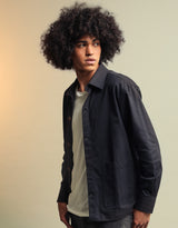 Surchemise/Veste signature Palasana unisexe Bleu Marino coupe droite, tissu épais Renforcement tissu au niveau des épaules Deux poches larges ouvertes Logo Palasana brodé au dos  100% Coton Drill Pima, la "soie d'Amérique du Sud" Tissu épais, confort optimal  Soyeux, doux, confortable Made in Peru Valorisation des savoir-faire  certifié Commerce équitable