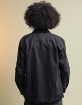 Surchemise/Veste signature Palasana unisexe Bleu Marino coupe droite, tissu épais Renforcement tissu au niveau des épaules Deux poches larges ouvertes Logo Palasana brodé au dos  100% Coton Drill Pima, la "soie d'Amérique du Sud" Tissu épais, confort optimal  Soyeux, doux, confortable Made in Peru Valorisation des savoir-faire  certifié Commerce équitable