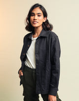 Surchemise/Veste signature Palasana unisexe Bleu Marino coupe droite, tissu épais Renforcement tissu au niveau des épaules Deux poches larges ouvertes Logo Palasana brodé au dos  100% Coton Drill Pima, la "soie d'Amérique du Sud" Tissu épais, confort optimal  Soyeux, doux, confortable Made in Peru Valorisation des savoir-faire  certifié Commerce équitable