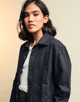 Surchemise/Veste signature Palasana unisexe Bleu Marino coupe droite, tissu épais Renforcement tissu au niveau des épaules Deux poches larges ouvertes Logo Palasana brodé au dos  100% Coton Drill Pima, la "soie d'Amérique du Sud" Tissu épais, confort optimal  Soyeux, doux, confortable Made in Peru Valorisation des savoir-faire  certifié Commerce équitable