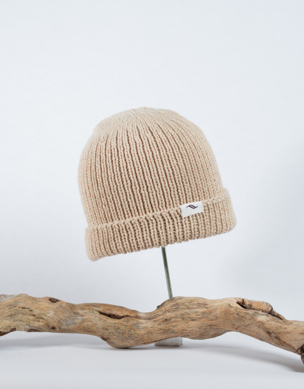 Bonnet BABY ALPAGA Beige 100% Naturel et recyclé Logo brodé Fabriqué à la main Commerce équitable    70% Pet recycled 30% Baby Alpaga Soyeux, doux, confortable et hypo-allergénique Made in Perù, Baby Alpaga, Cuzco   Handmade, eco-friendly,  pet-friendly