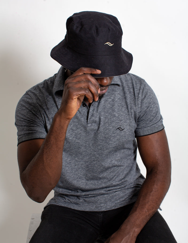  Polo Gris Logo Palasana brodé sur la poitrine gauche Col Polo côtelé. Patte à deux boutons  Manches courtes avec bas de manches côtelés   UN POLO 100% COTON PIMA UPCYCLÉE & CERTIFIÉ COMMERCE ÉQUITABLE.  100% Coton Pima Tissu en tissage Jacquard Rouleaux de tissus revalorisés - Upycling Soyeux, doux, confortable Made in Peru  Valorisation des savoir-faire   UN POLO 100% UPCYCLÉE