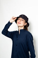 Bob réversible Bleu Marino  Upcyclé  ultra résistant. Logo brodé à l'avant des deux côté. Made in Perú, pays de production du coton de Pima. Bobs 100% coton,  matières naturelles,  accessoires unisexes, upcyclé 