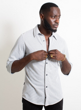  Chemise Manche 3/4 Blanche Homme Logo  brodé au dos Col italien Manches 3/4 avec ourlets travaillés   Fabriquée de manière artisanale produit unique et certifié. 100% coton pima bio certifiées GOTS et Commerce équitable.  100% Coton Pima Tissu en tissage Jacquard Rouleaux de tissus revalorisés - Upycling Soyeux, doux, confortable Made in Peru  Commerce équitable