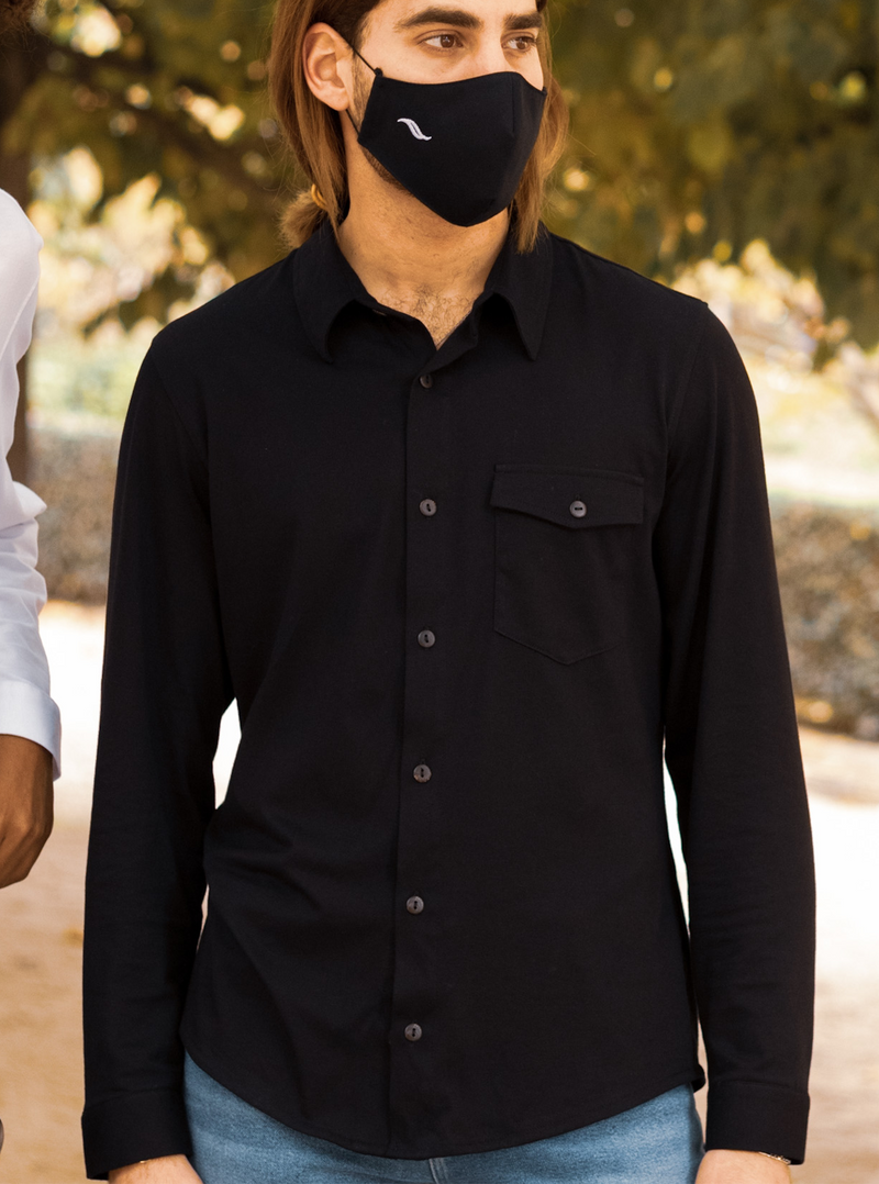 Chemise manche longue unisexe Noir Col italien Coupe cintrée Renforcements tissus au niveau des épaules Logo brodé  Fabriquée de manière artisanale produit unique et certifié. chemises 100% coton pima bio certifiées GOTS et Commerce équitable.  100% Coton Pima, la "soie d'Amérique du Sud" Tissu en tissage jersey Soyeux, doux, confortable Made in Peru, Valorisation des savoir-faire