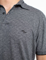 Polo Gris Logo Palasana brodé sur la poitrine gauche Col Polo côtelé. Patte à deux boutons  Manches courtes avec bas de manches côtelés   UN POLO 100% COTON PIMA UPCYCLÉE & CERTIFIÉ COMMERCE ÉQUITABLE.  100% Coton Pima Tissu en tissage Jacquard Rouleaux de tissus revalorisés - Upycling Soyeux, doux, confortable Made in Peru  Valorisation des savoir-faire   UN POLO 100% UPCYCLÉE