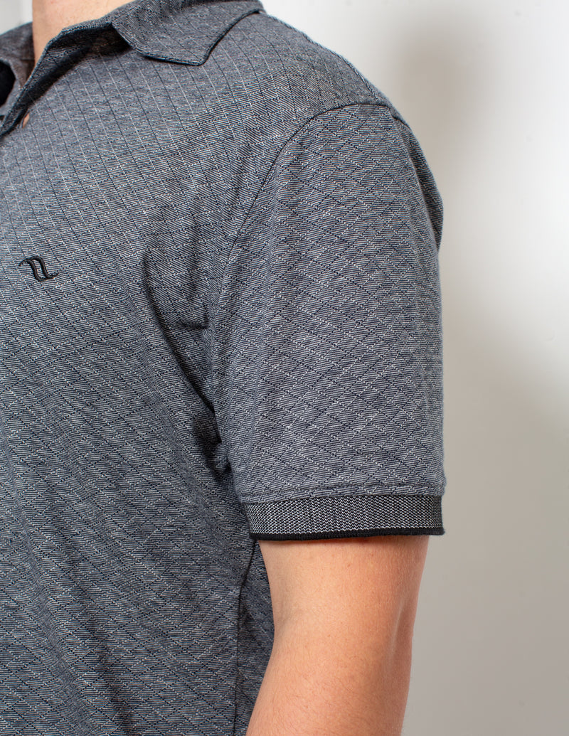 Polo Gris Logo Palasana brodé sur la poitrine gauche Col Polo côtelé. Patte à deux boutons  Manches courtes avec bas de manches côtelés   UN POLO 100% COTON PIMA UPCYCLÉE & CERTIFIÉ COMMERCE ÉQUITABLE.  100% Coton Pima Tissu en tissage Jacquard Rouleaux de tissus revalorisés - Upycling Soyeux, doux, confortable Made in Peru  Valorisation des savoir-faire   UN POLO 100% UPCYCLÉE