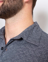  Polo Gris Logo Palasana brodé sur la poitrine gauche Col Polo côtelé. Patte à deux boutons  Manches courtes avec bas de manches côtelés   UN POLO 100% COTON PIMA UPCYCLÉE & CERTIFIÉ COMMERCE ÉQUITABLE.  100% Coton Pima Tissu en tissage Jacquard Rouleaux de tissus revalorisés - Upycling Soyeux, doux, confortable Made in Peru  Valorisation des savoir-faire   UN POLO 100% UPCYCLÉE