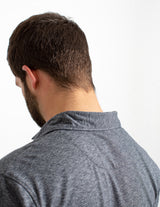  Polo Gris Logo Palasana brodé sur la poitrine gauche Col Polo côtelé. Patte à deux boutons  Manches courtes avec bas de manches côtelés   UN POLO 100% COTON PIMA UPCYCLÉE & CERTIFIÉ COMMERCE ÉQUITABLE.  100% Coton Pima Tissu en tissage Jacquard Rouleaux de tissus revalorisés - Upycling Soyeux, doux, confortable Made in Peru  Valorisation des savoir-faire   UN POLO 100% UPCYCLÉE