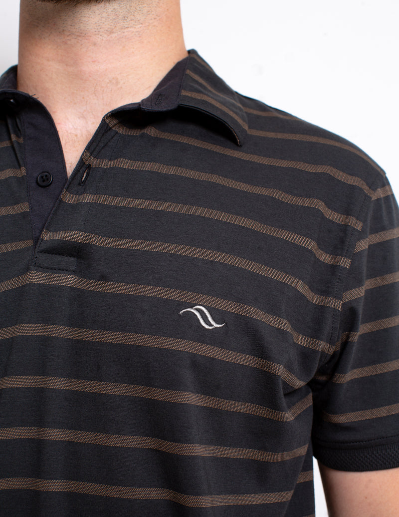 Polo à rayure Marron & Noir Logo Palasana brodé sur la poitrine gauche Col Polo côtelé. Patte à deux boutons  Manches courtes avec bas de manches côtelés   UN POLO 100% COTON PIMA UPCYCLÉE & CERTIFIÉ COMMERCE ÉQUITABLE.  100% Coton Pima Tissu en tissage Jacquard Rouleaux de tissus revalorisés - Upycling Soyeux, doux, confortable Made in Peru Valorisation des savoir-faire
