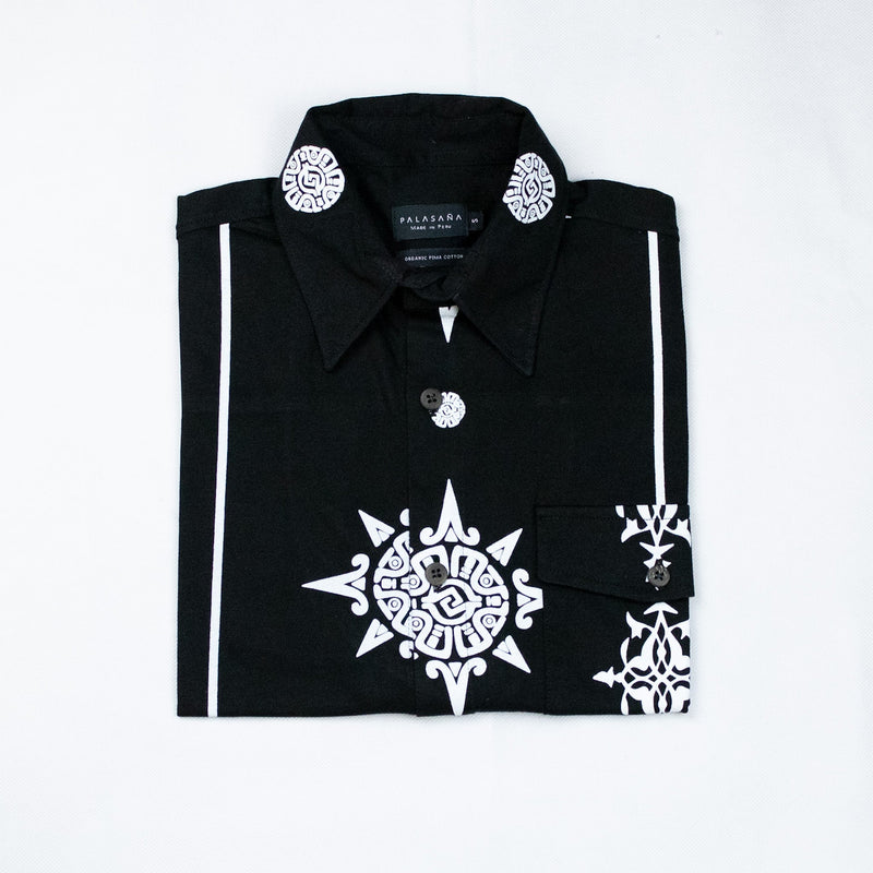 Chemise manche courte Unisexe Noir Motifs & Inspirations Mayas Renforcement tissu au niveau des épaules Logo brodé au dos Fabriquée de manière artisanale produit Punique et certifié chemises 100% coton pima bio certifiées GOTS et Commerce équitable.  100% Coton Pima, la "soie d'Amérique du Sud" Tissu en tissage jersey Soyeux, doux, confortable Made in Peru, pays de sourcing du coton de pima  Valorisation des savoir-faire