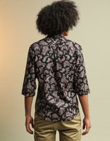 Chemise manche 3/4 unisexe Noir  Motifs & Inspirations Paisleys rose Renforcement tissu au niveau des épaules Logo Palasana brodé au dos Fabriquée de manière artisanale  produit PALASANA est unique et certifié. chemises 100% coton pima bio  chaîne de valeur labellisée Commerce équitable.  100% Coton Pima, la "soie d'Amérique du Sud" Tissu en tissage jersey Soyeux, doux, confortable Made in Peru Valorisation des savoir-faire