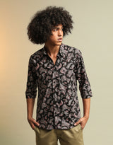 Chemise manche 3/4 unisexe Noir  Motifs & Inspirations Paisleys rose Renforcement tissu au niveau des épaules Logo Palasana brodé au dos Fabriquée de manière artisanale  produit PALASANA est unique et certifié. chemises 100% coton pima bio  chaîne de valeur labellisée Commerce équitable.  100% Coton Pima, la "soie d'Amérique du Sud" Tissu en tissage jersey Soyeux, doux, confortable Made in Peru Valorisation des savoir-faire