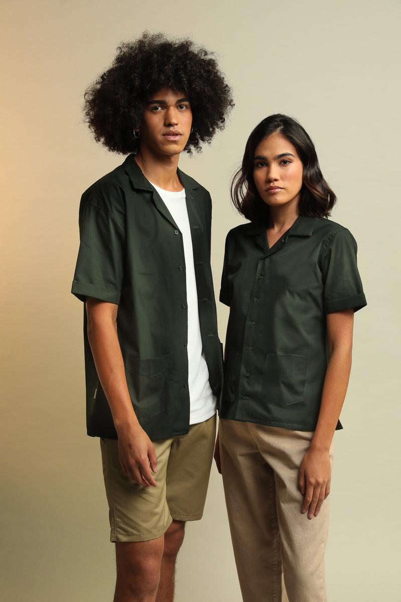 Chemise manche courte Vert Olive Modèle Unisexe, coupe droite, tissu épais Tissu de renfort au niveau des épaules Poche à l'avant Logo brodé au dos Fabriquée de manière artisanale   produit  unique et certifié. chemises 100% coton pima bio certifiées GOTS et Commerce équitable.  Coton Pima upcyclé 100% naturel Tissu épais, confort optimal  Soyeux, doux, confortable Fabriqué au Pérou Revalorisation des fins de séries de rouleaux de tissus
