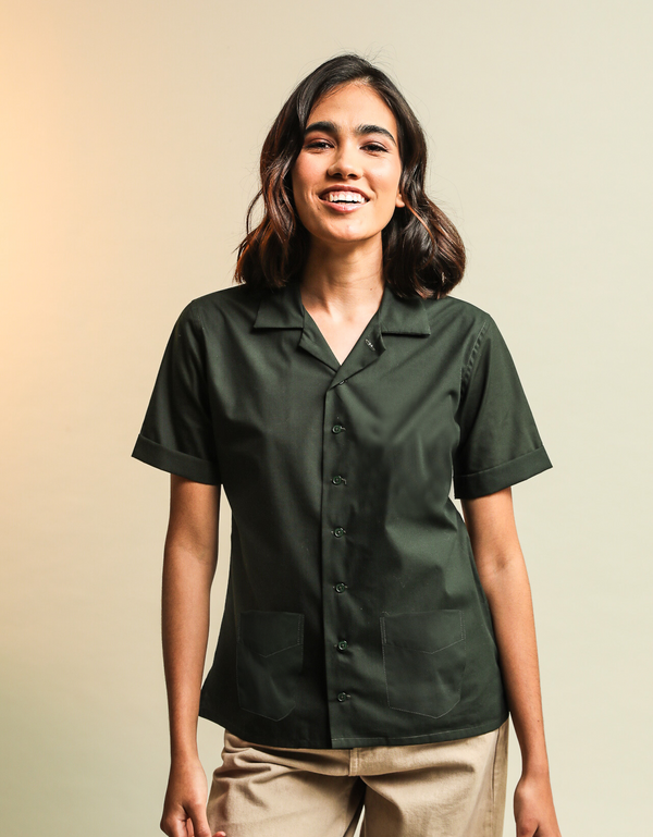 Chemise manche courte Vert Olive Modèle Unisexe, coupe droite, tissu épais Tissu de renfort au niveau des épaules Poche à l'avant Logo brodé au dos Fabriquée de manière artisanale   produit  unique et certifié. chemises 100% coton pima bio certifiées GOTS et Commerce équitable.  Coton Pima upcyclé 100% naturel Tissu épais, confort optimal  Soyeux, doux, confortable Fabriqué au Pérou Revalorisation des fins de séries de rouleaux de tissus