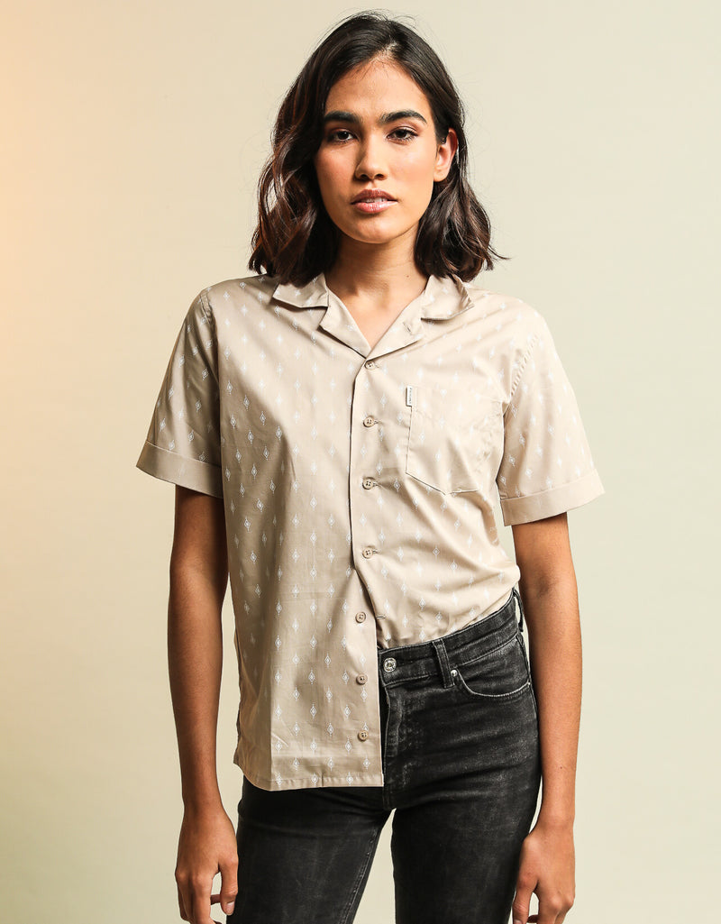 Chemise manche courte  Couleur: Beige, motif croix des Andes Modèle Unisexe, coupe droite, tissu épais Renforcement tissu au niveau des épaules Poche à l'avant Logo brodé au dos Fabriquée de manière artisanale  produit unique et certifié.  chemises 100% coton pima bio certifiées GOTS et Commerce équitable.   100% Coton Pima  Tissu léger, confort optimal  Soyeux et confortable Made in Peru Revalorisation des fins de séries de rouleaux de tissus eco-responsabilité