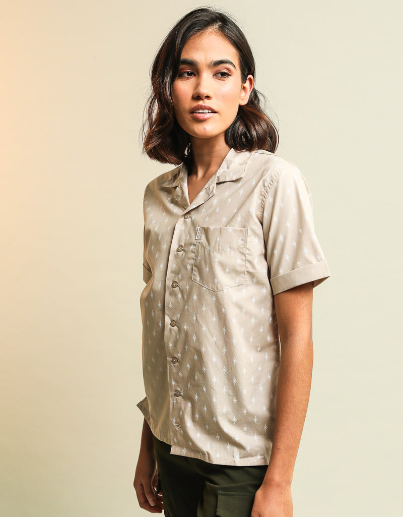 Chemise manche courte  Couleur: Beige, motif croix des Andes Modèle Unisexe, coupe droite, tissu épais Renforcement tissu au niveau des épaules Poche à l'avant Logo brodé au dos Fabriquée de manière artisanale  produit unique et certifié.  chemises 100% coton pima bio certifiées GOTS et Commerce équitable.   100% Coton Pima  Tissu léger, confort optimal  Soyeux et confortable Made in Peru Revalorisation des fins de séries de rouleaux de tissus eco-responsabilité