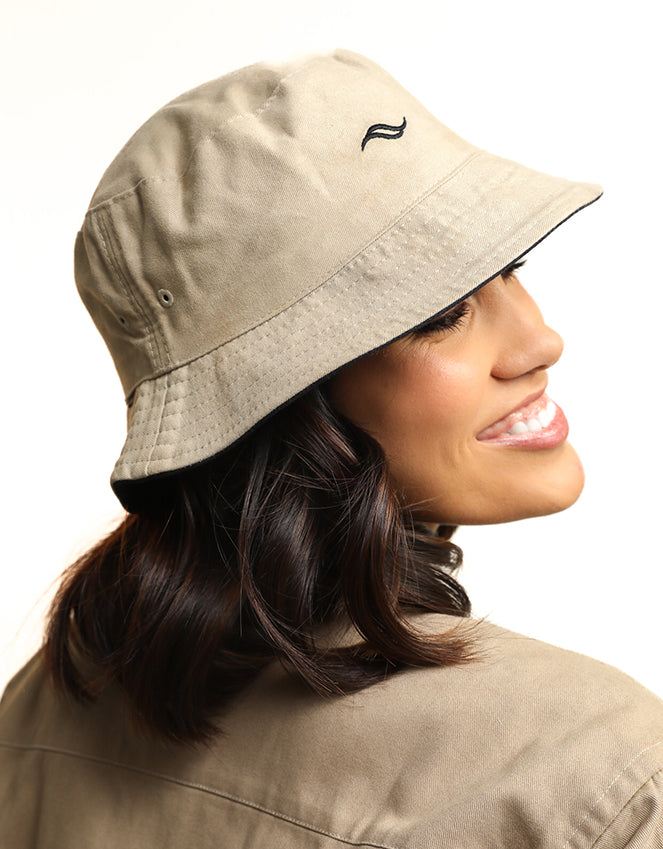 Bob réversible beige Nazca Upcyclé  ultra résistant. Logo brodé à l'avant des deux côté. Made in Perú, pays de production du coton de Pima. Bobs 100% coton,  matières naturelles,  accessoires unisexes, upcyclé 