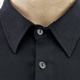 Chemise manche longue unisexe Noir Col italien Coupe cintrée Renforcements tissus au niveau des épaules Logo brodé  Fabriquée de manière artisanale produit unique et certifié. chemises 100% coton pima bio certifiées GOTS et Commerce équitable.  100% Coton Pima, la "soie d'Amérique du Sud" Tissu en tissage jersey Soyeux, doux, confortable Made in Peru, Valorisation des savoir-faire