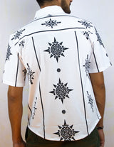 Chemise manche courte Blanche Motifs & Inspirations Mayas Renforcement tissu au niveau des épaules Logo brodé au dos Fabriquée de manière artisanale  produit  unique et certifié.  certifiées GOTS et Commerce équitable.  100% Coton Pima, la "soie d'Amérique du Sud" Tissu en tissage jersey Soyeux, doux, confortable Made in Peru, pays de sourcing du coton de pima  Valorisation des savoir-faire