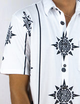Chemise manche courte Blanche Motifs & Inspirations Mayas Renforcement tissu au niveau des épaules Logo brodé au dos Fabriquée de manière artisanale  produit  unique et certifié.  certifiées GOTS et Commerce équitable.  100% Coton Pima, la "soie d'Amérique du Sud" Tissu en tissage jersey Soyeux, doux, confortable Made in Peru, pays de sourcing du coton de pima  Valorisation des savoir-faire