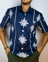 Chemise manche courte Bleu Motifs & Inspirations Mayas Renforcement tissu au niveau des épaules Logo brodé au dos Fabriquée de manière artisanale  produit  unique et certifié.  certifiées GOTS et Commerce équitable.  100% Coton Pima, la "soie d'Amérique du Sud" Tissu en tissage jersey Soyeux, doux, confortable Made in Peru, pays de sourcing du coton de pima  Valorisation des savoir-faire