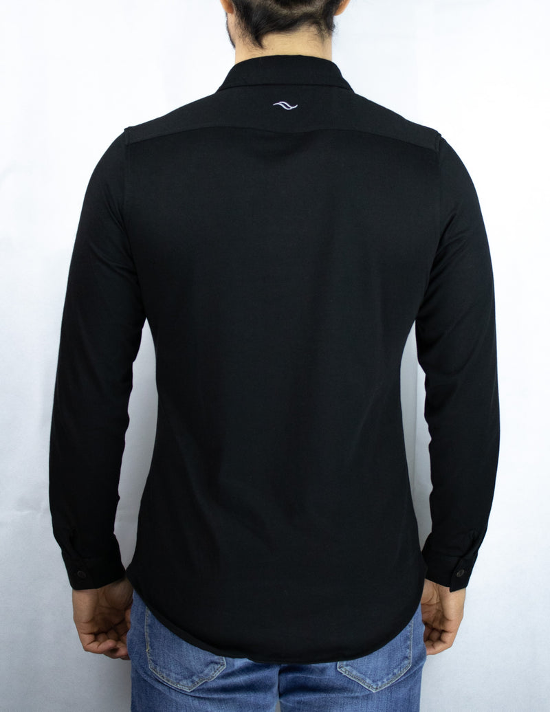 Chemise manche longue unisexe Noir Col italien Coupe cintrée Renforcements tissus au niveau des épaules Logo brodé  Fabriquée de manière artisanale produit unique et certifié. chemises 100% coton pima bio certifiées GOTS et Commerce équitable.  100% Coton Pima, la "soie d'Amérique du Sud" Tissu en tissage jersey Soyeux, doux, confortable Made in Peru, Valorisation des savoir-faire