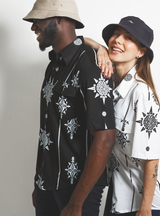 Chemise manche courte Unisexe Noir Motifs & Inspirations Mayas Renforcement tissu au niveau des épaules Logo brodé au dos Fabriquée de manière artisanale produit Punique et certifié chemises 100% coton pima bio certifiées GOTS et Commerce équitable.  100% Coton Pima, la "soie d'Amérique du Sud" Tissu en tissage jersey Soyeux, doux, confortable Made in Peru, pays de sourcing du coton de pima  Valorisation des savoir-faire