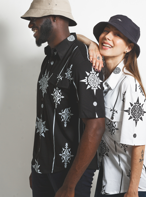Chemise manche courte Unisexe Noir Motifs & Inspirations Mayas Renforcement tissu au niveau des épaules Logo brodé au dos Fabriquée de manière artisanale produit Punique et certifié chemises 100% coton pima bio certifiées GOTS et Commerce équitable.  100% Coton Pima, la "soie d'Amérique du Sud" Tissu en tissage jersey Soyeux, doux, confortable Made in Peru, pays de sourcing du coton de pima  Valorisation des savoir-faire
