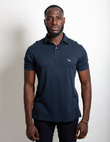 Polo Bleu Marine à pois blanc Logo Palasana brodé sur la poitrine gauche Col Polo côtelé. Patte à deux boutons  Manches courtes avec bas de manches côtelés  Tissage intérieur à rayure  UN POLO 100% COTON PIMA UPCYCLÉE & CERTIFIÉ COMMERCE ÉQUITABLE.  100% Coton Pima Tissu en tissage Jacquard Rouleaux de tissus revalorisés - Upycling Soyeux, doux, confortable Made in Peru Valorisation des savoir-faire  Commerce équitable   UN POLO 100% UPCYCLÉE