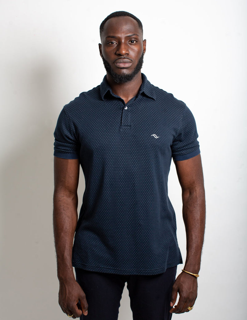Polo Bleu Marine à pois blanc Logo Palasana brodé sur la poitrine gauche Col Polo côtelé. Patte à deux boutons  Manches courtes avec bas de manches côtelés  Tissage intérieur à rayure  UN POLO 100% COTON PIMA UPCYCLÉE & CERTIFIÉ COMMERCE ÉQUITABLE.  100% Coton Pima Tissu en tissage Jacquard Rouleaux de tissus revalorisés - Upycling Soyeux, doux, confortable Made in Peru Valorisation des savoir-faire  Commerce équitable   UN POLO 100% UPCYCLÉE