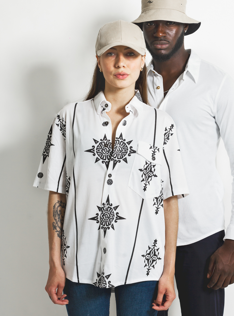 Chemise manche courte Blanche Motifs & Inspirations Mayas Renforcement tissu au niveau des épaules Logo brodé au dos Fabriquée de manière artisanale  produit  unique et certifié.  certifiées GOTS et Commerce équitable.  100% Coton Pima, la "soie d'Amérique du Sud" Tissu en tissage jersey Soyeux, doux, confortable Made in Peru, pays de sourcing du coton de pima  Valorisation des savoir-faire