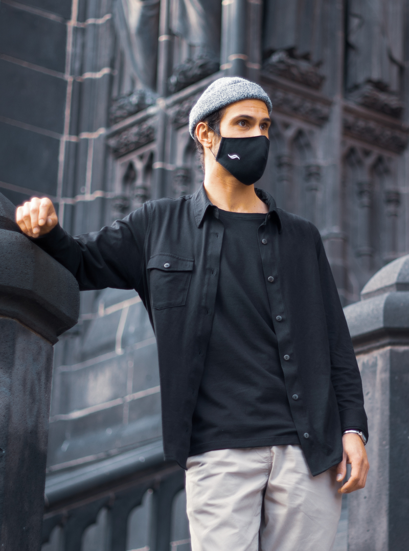 Chemise manche longue unisexe Noir Col italien Coupe cintrée Renforcements tissus au niveau des épaules Logo brodé  Fabriquée de manière artisanale produit unique et certifié. chemises 100% coton pima bio certifiées GOTS et Commerce équitable.  100% Coton Pima, la "soie d'Amérique du Sud" Tissu en tissage jersey Soyeux, doux, confortable Made in Peru, Valorisation des savoir-faire